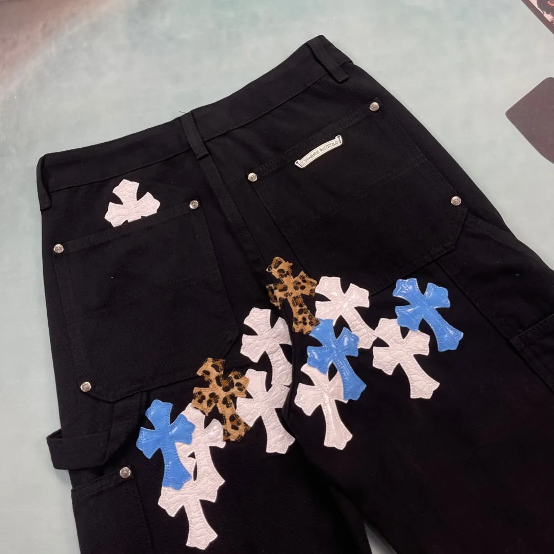 🅿️290 🔘Style No.-KL171 🔘Cro Heart𝐂𝐡𝐫𝐨𝐦𝐞 𝐇𝐞𝐚𝐫𝐭 25FW CH Large Cross Snake Print Leather Work Wear Logging Jeans* It is made of beaded canvas fabric and has been washed with heavy water. The upper body has a great texture and the pants are particularly tall and straight. The whole trousers are three-dimensionally cut, and the shape is simply amazing! The hardware is custom-made by ZP. The beaded canvas is thick but soft after washing and has good breathability. There are also customized small leather labels with unique designs. The workmanship is exquisite, the wiring is neat, the details are exquisite, simple and elegant. Moreover, these pants are super cool and have a genderless style. They can be easily worn by both men and women, and they are very trendy! The matching suggestions are as follows: Cool street style: Pair the upper body with a black Crow Heart short-sleeved T-shirt, a black motorcycle leather jacket, a pair of black Martin boots, a pair of black sunglasses and a black baseball cap. The overall look is cool and handsome, and it will turn heads when walking on the street. Casual and trendy style: Wear a white loose T-shirt inside, a denim jacket on the outside, and these Crocs jeans on the lower body. Wear a pair of white sneakers on your feet and a black Crocs backpack. It is casual and trendy, suitable for daily outings or gatherings with friends. Personalized mix-and-match style: Wear a colorful graffiti shirt open, a black vest underneath, and these jeans on the lower body. Wear a pair of high-top sneakers, such as Converse's colorful models. For accessories, you can choose some metal necklaces and bracelets to create a personalized mix-and-match style, which is very suitable for music festivals or trendy parties.  Size: S M L XL XXL (28.30.32.34.36) Color: Black